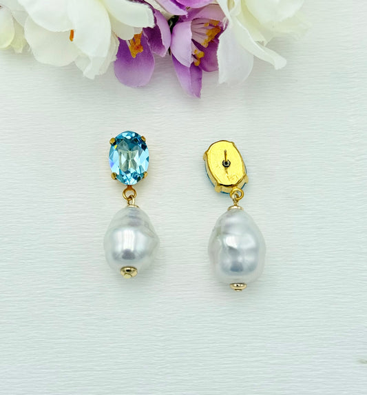 Hellblau funkelnder Stecker mit klassischer Mallorcaperle