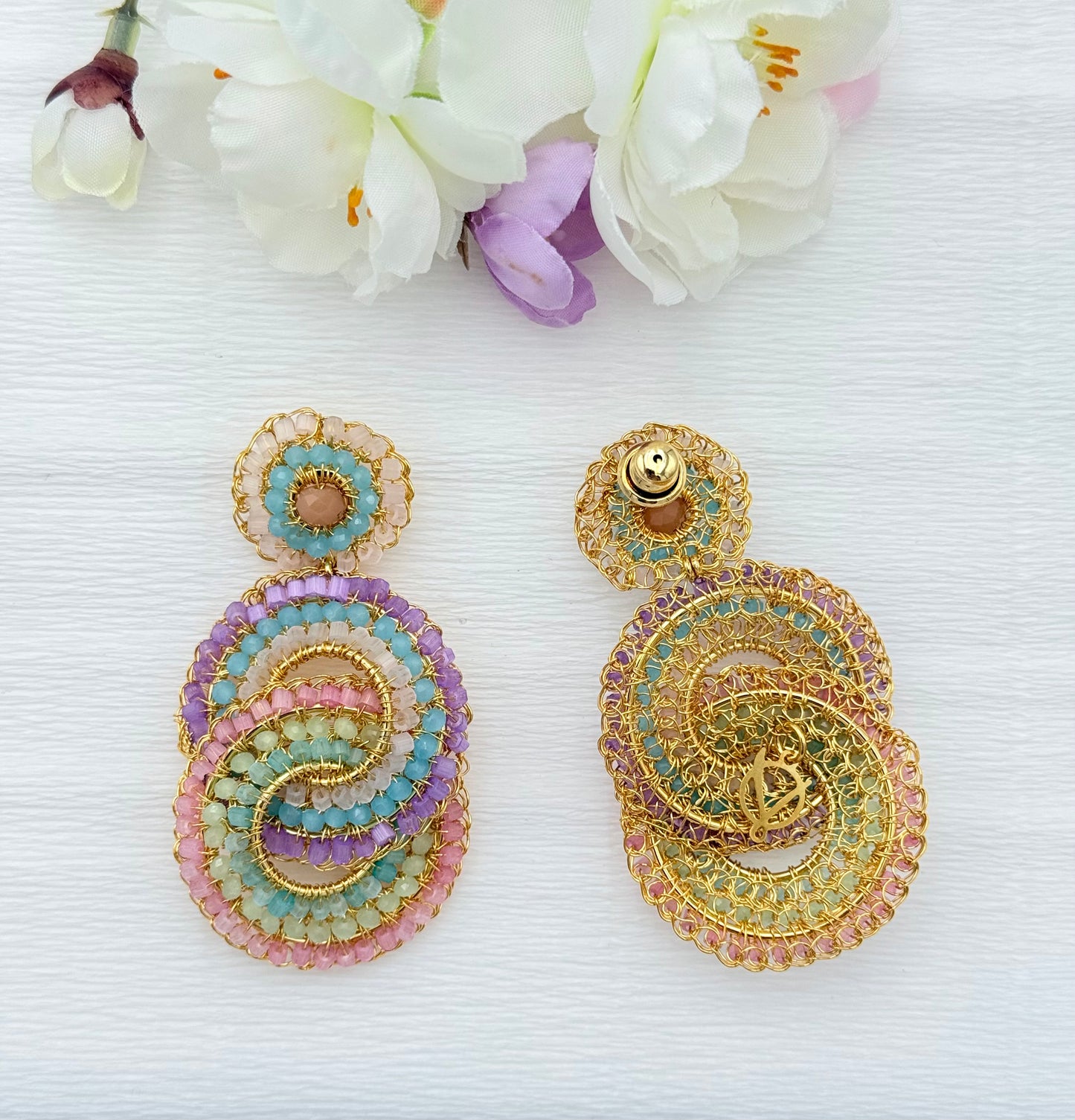 Zauberhafte Statement-Ohrringe in Pastellfarben