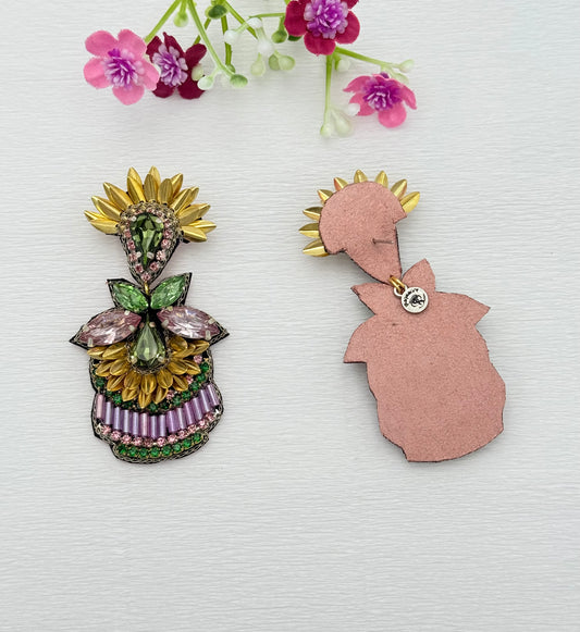 Kunstvolle Ohrringe in zarten Farben