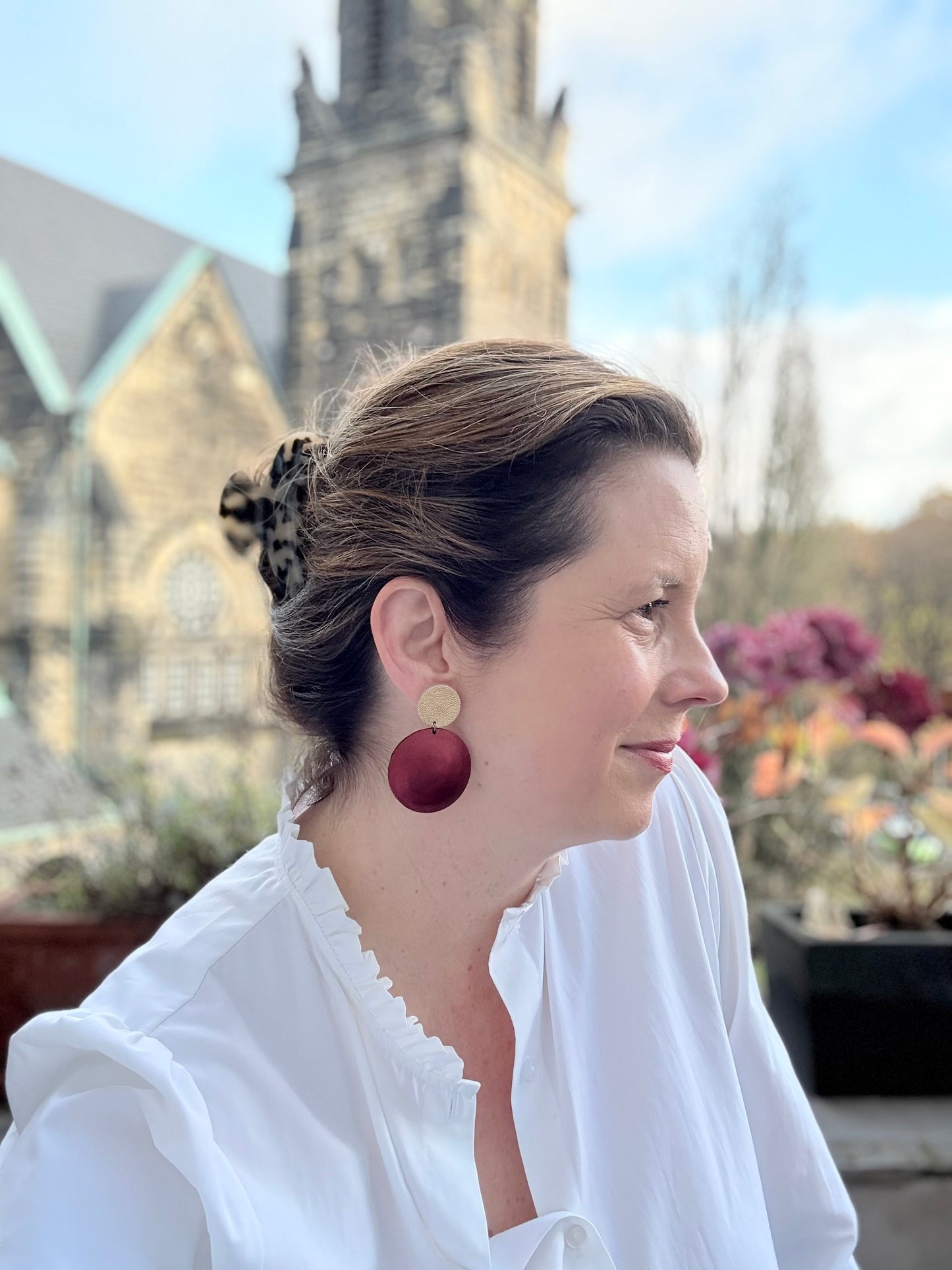 Leichte Lederohrringe in Bordeaux und Gold - den angesagten Trendfarben