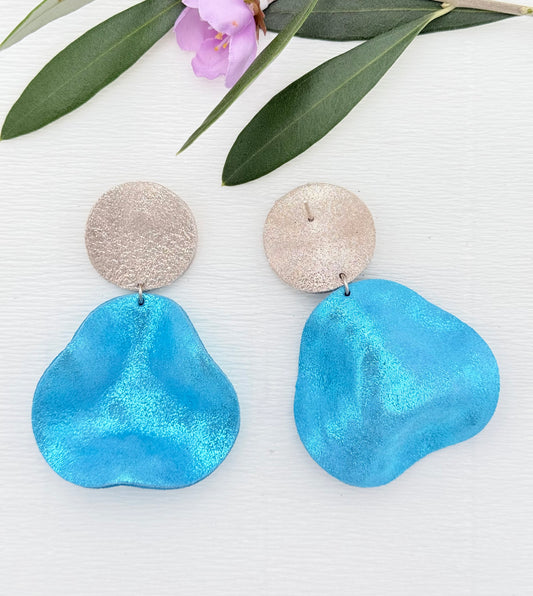 Türkise Statementohrringe aus feinstem Leder mit einem großen gewellten Anhänger