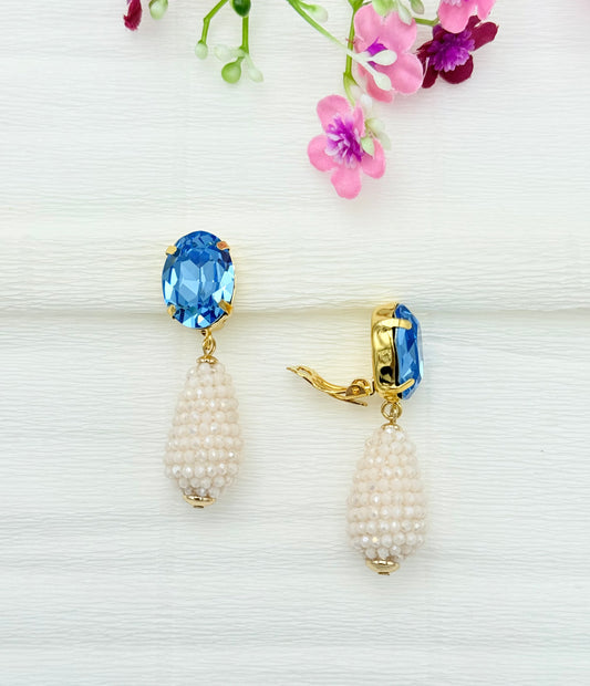 Blaue Glitzer-Clips mit edlem Tropfen in einem Cremeton