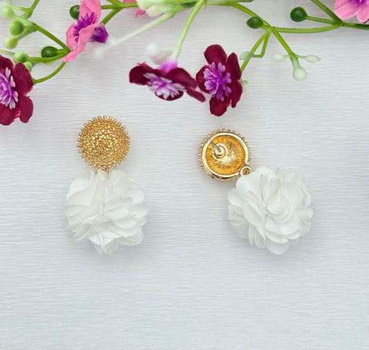 Dolly Ohrringe – Weiße Pompon-Ohrringe mit goldfarbenem Stecker