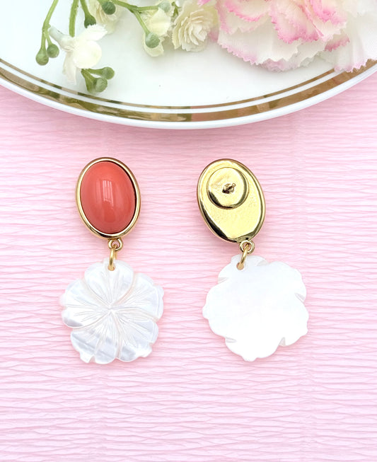 Vergoldete Stecker in Terracotta mit zarten Perlmutt-Blumen-Anhängern