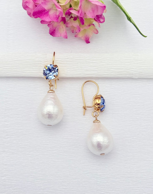 Vergoldetet Glitzer-Ohrringe in hellblau mit leichter Baumwollperle