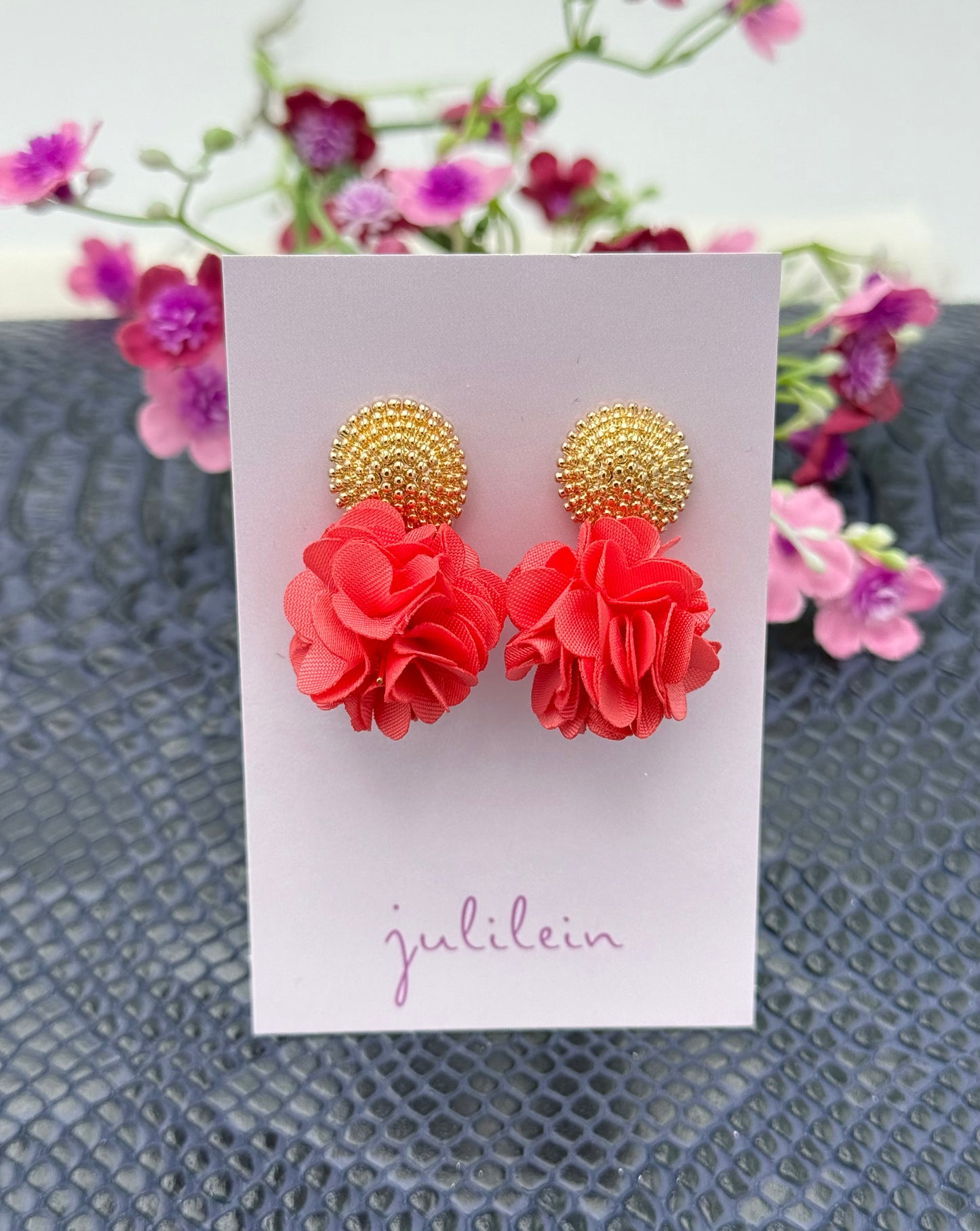 Dolly Ohrringe – Pompon-Ohrringe in Lachsrosa mit goldfarbenem Stecker