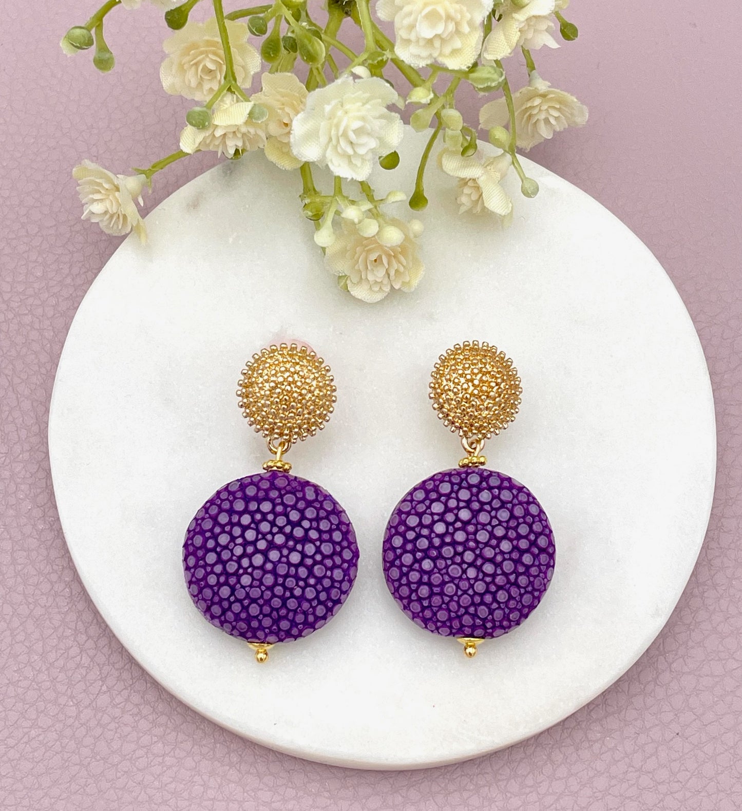 Ohrringe aus Rochenhaut, Rochenhaut Ohrringe, Rochenhaut-Ohrringe, lila Ohrringe, Sommerohrringe, bunte Ohrringe, Ohrringe lila, edler Modeschmuck, Julilein Ohrringe, Ohrringe Julilein