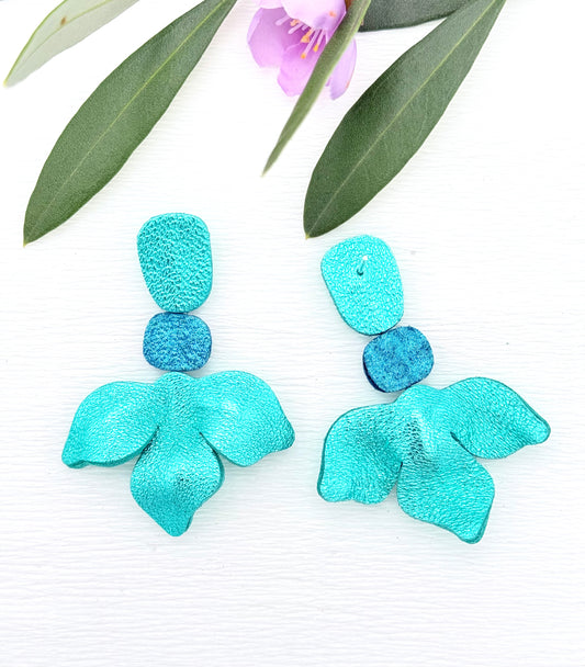 Traumhafte Ohrringe in Form einer türkisen Blüte aus schimmerndem feinen Leder