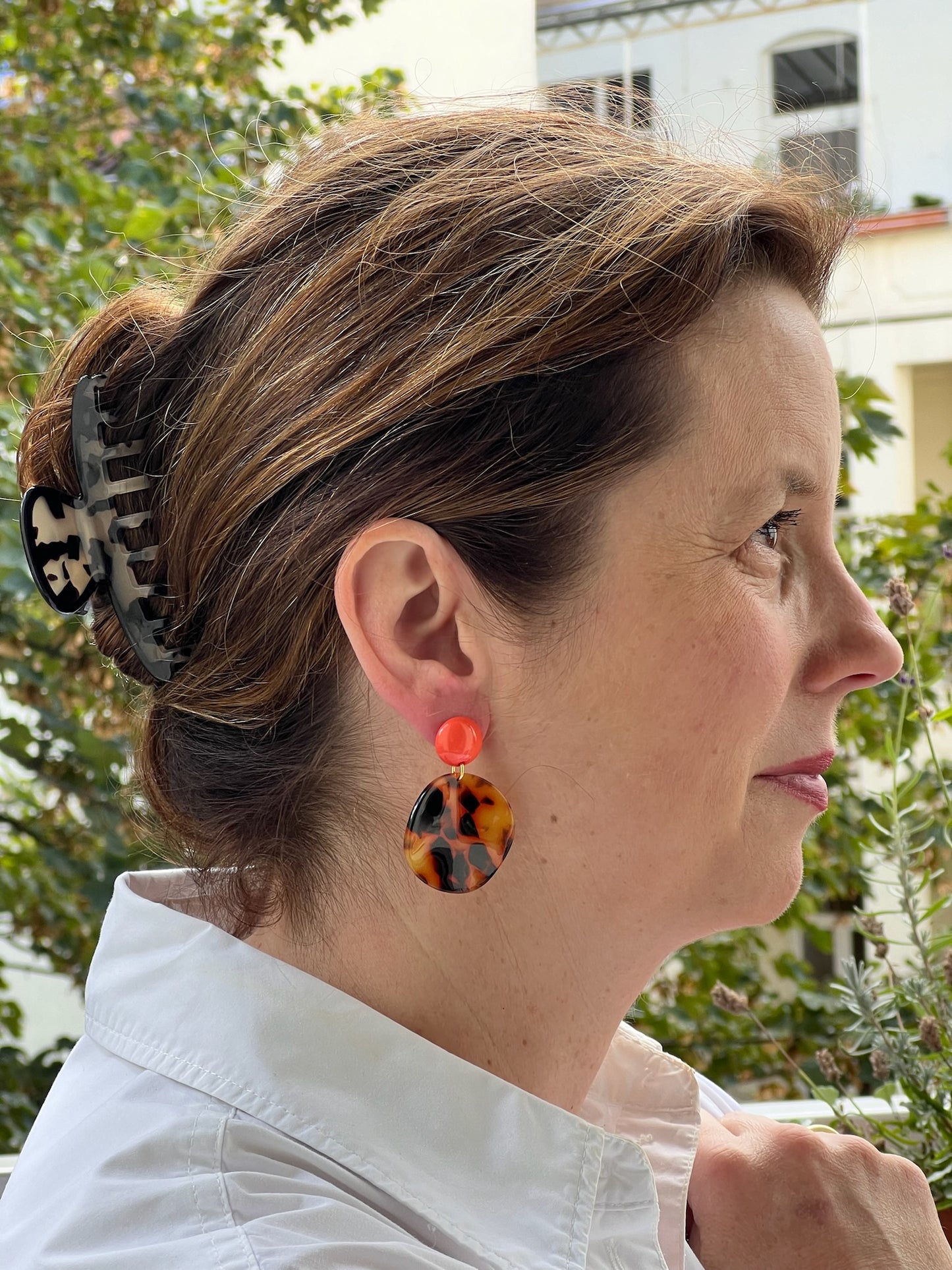 Ohrringe in Hornoptik mit korallenfarbenem Stecker