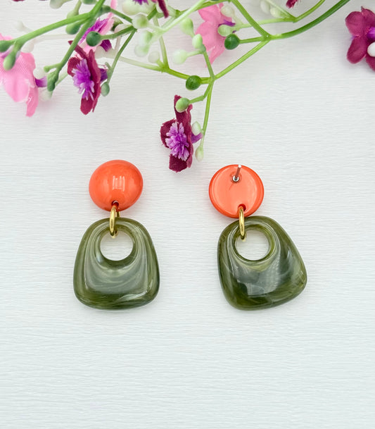 Kleiner Farbtupfer fürs Ohr: Orange Ohrringe mit olivfarbenem Anhänger