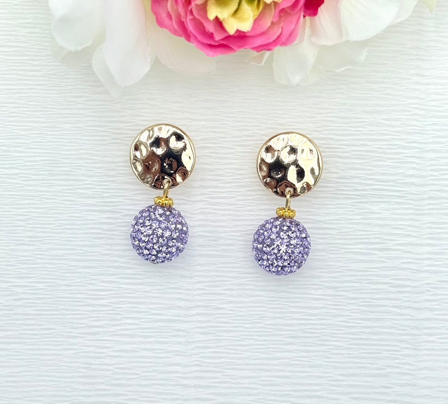 lila Ohrringe, Ohrringe lila, Ohrringe mit Glitzerkugel, goldene Ohrringe, Glitzer Ohrringe, Ohrringe glitzer, Modeschmuck Ohrringe, hochwertiger Modeschmuck, Onlineshop Ohrringe,