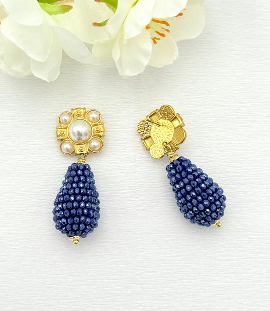 Tropfenohrringe mit blauem Anhänger und wunderschönem Stecker