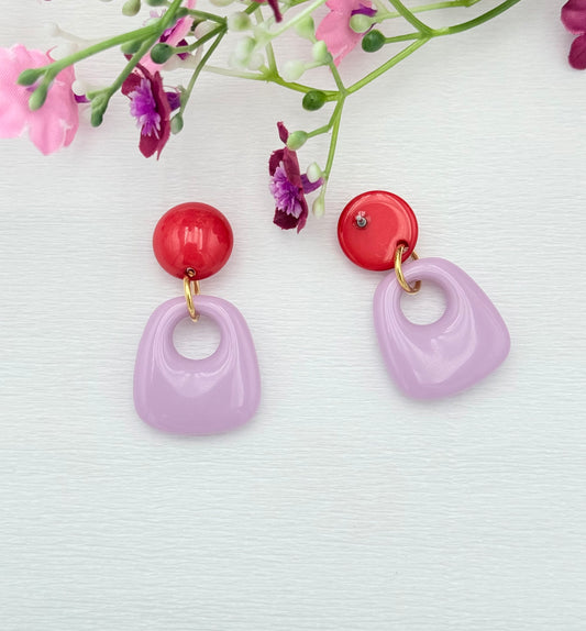 Kleiner Farbtupfer fürs Ohr: rote Ohrringe mit fliederfarbenem Anhänger