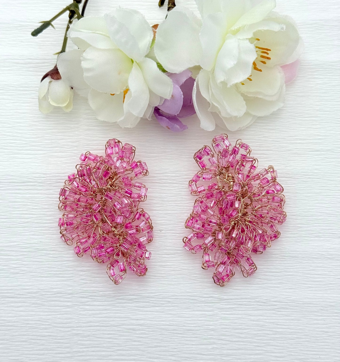 Strahlende pinke Perlenohrringe in Form einer länglichen Blüte - SALE (statt 129,95 €)