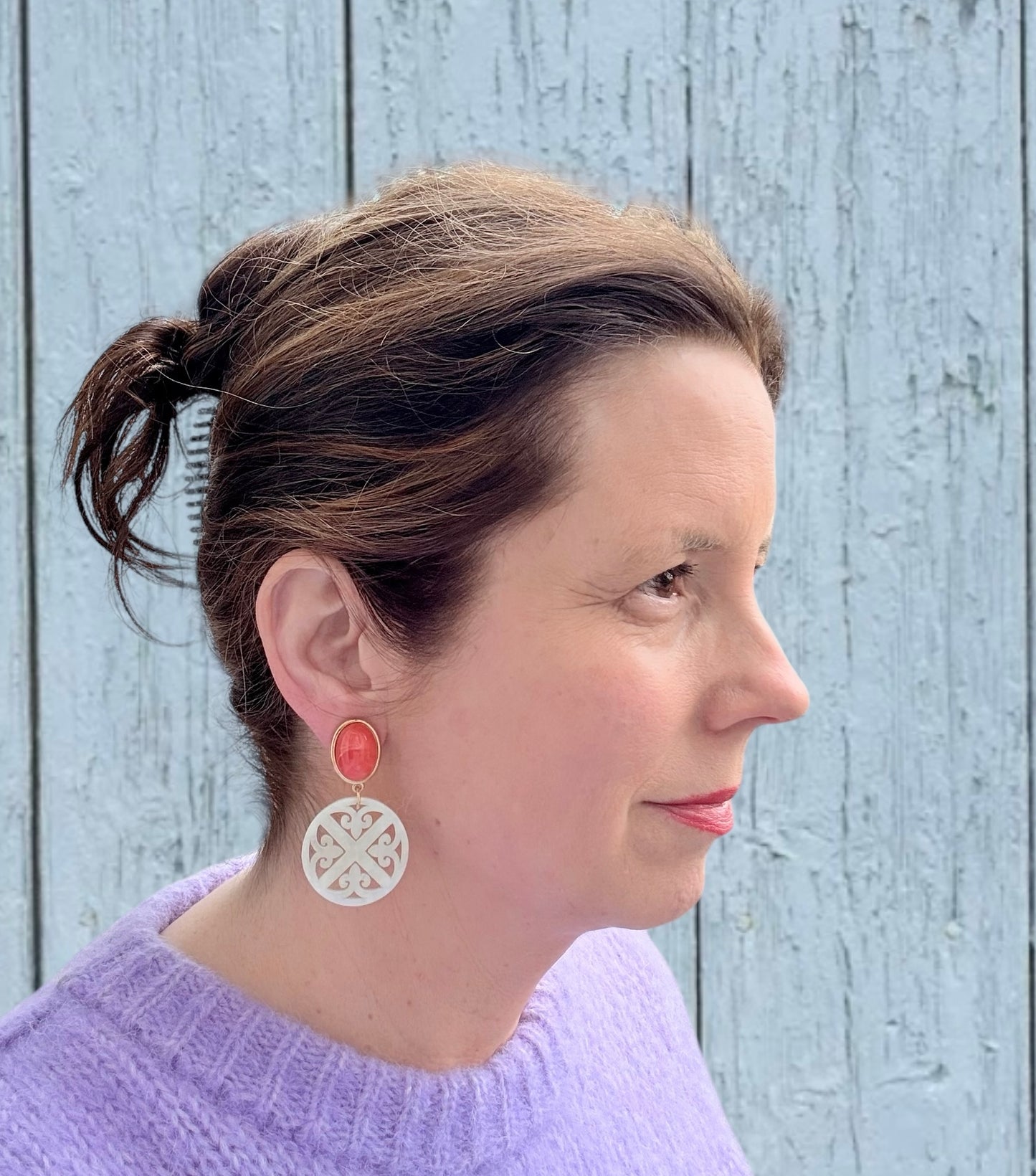 Orangefarbener Stecker mit Ornament-Anhänger