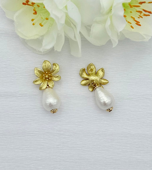 Goldene Blütenohrringe mit kleiner leichter Baumwollperle
