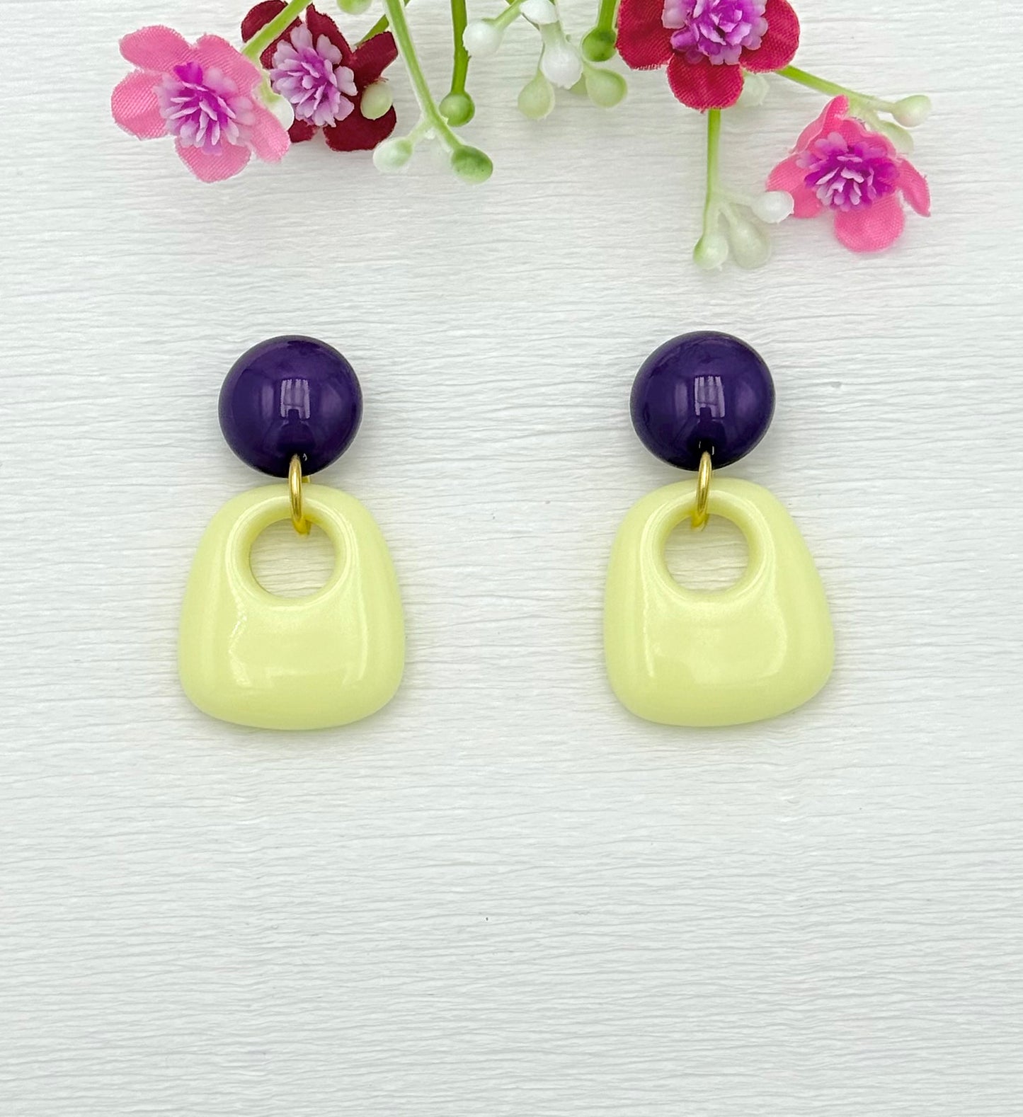 Lila Ohrringe mit Anhänger in der Trendfarbe Buttergelb