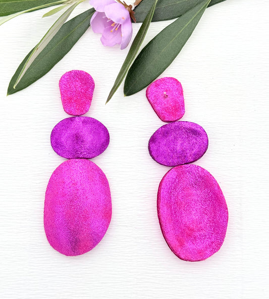 Ein pinkes Statement: leichte Ohrringe aus feinstem Leder