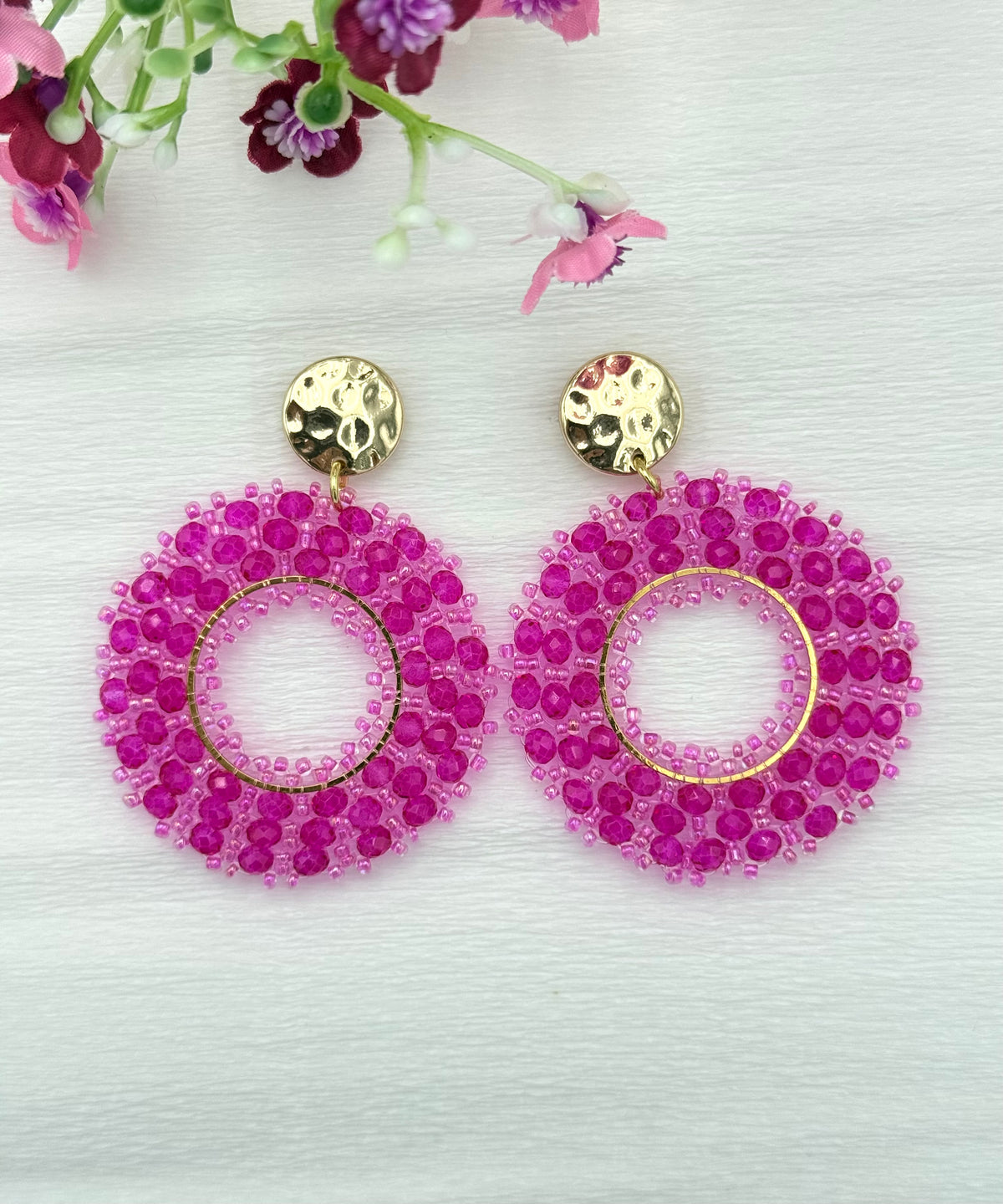 Pinke Ornament-Ohrringe mit goldfarbenem Stecker