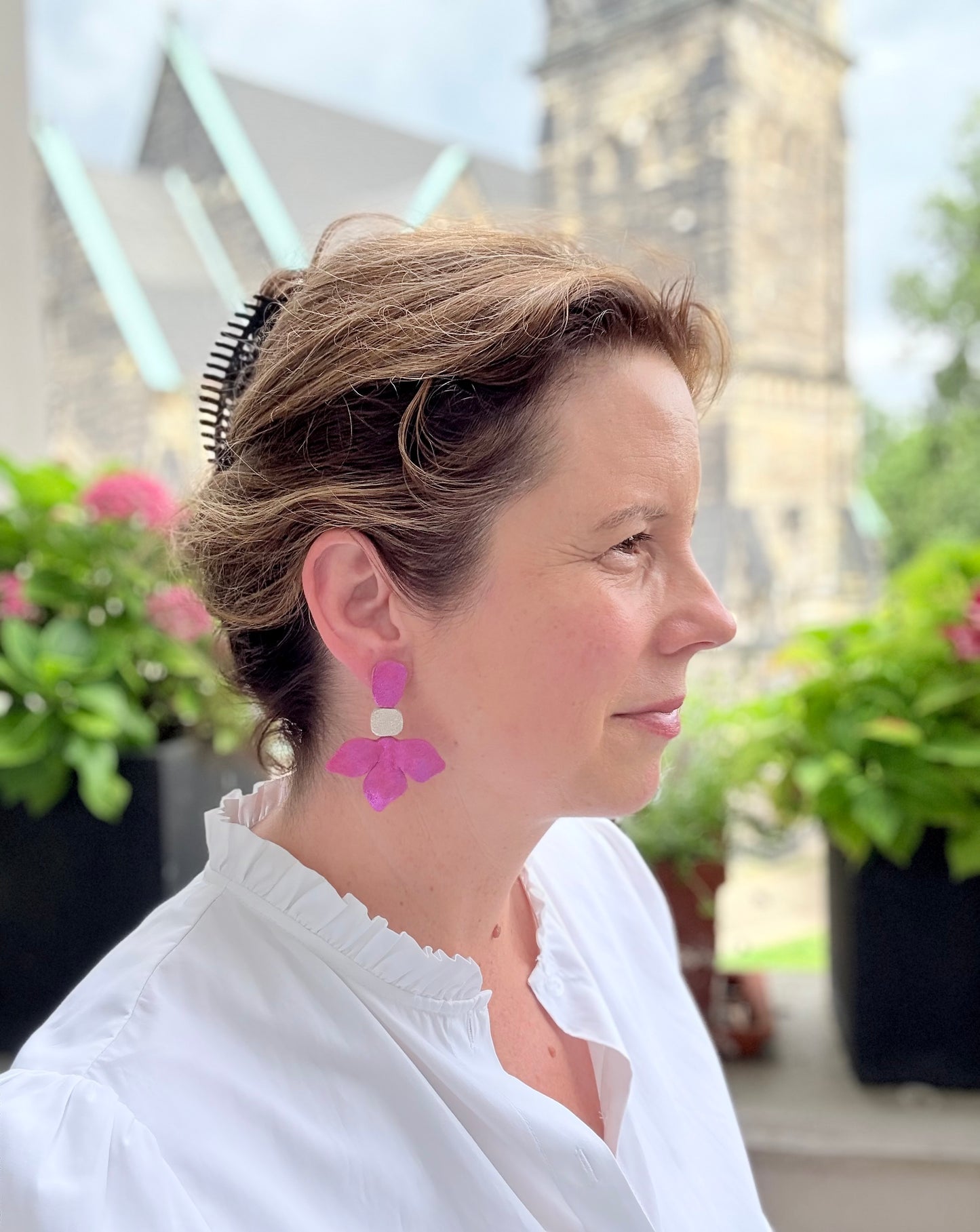 Edle Ohrringe in Form einer pinken Blüte aus schimmerndem feinen Leder