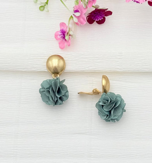 Goldfarbene Clips mit salbeifarbenem Pompon-Anhänger