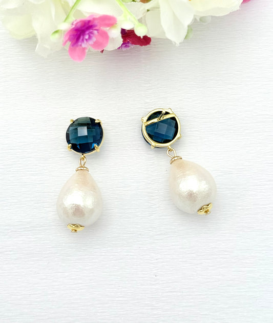 Dunkelblauer Ohrringstecker mit Baumwollperle in Tropfenform