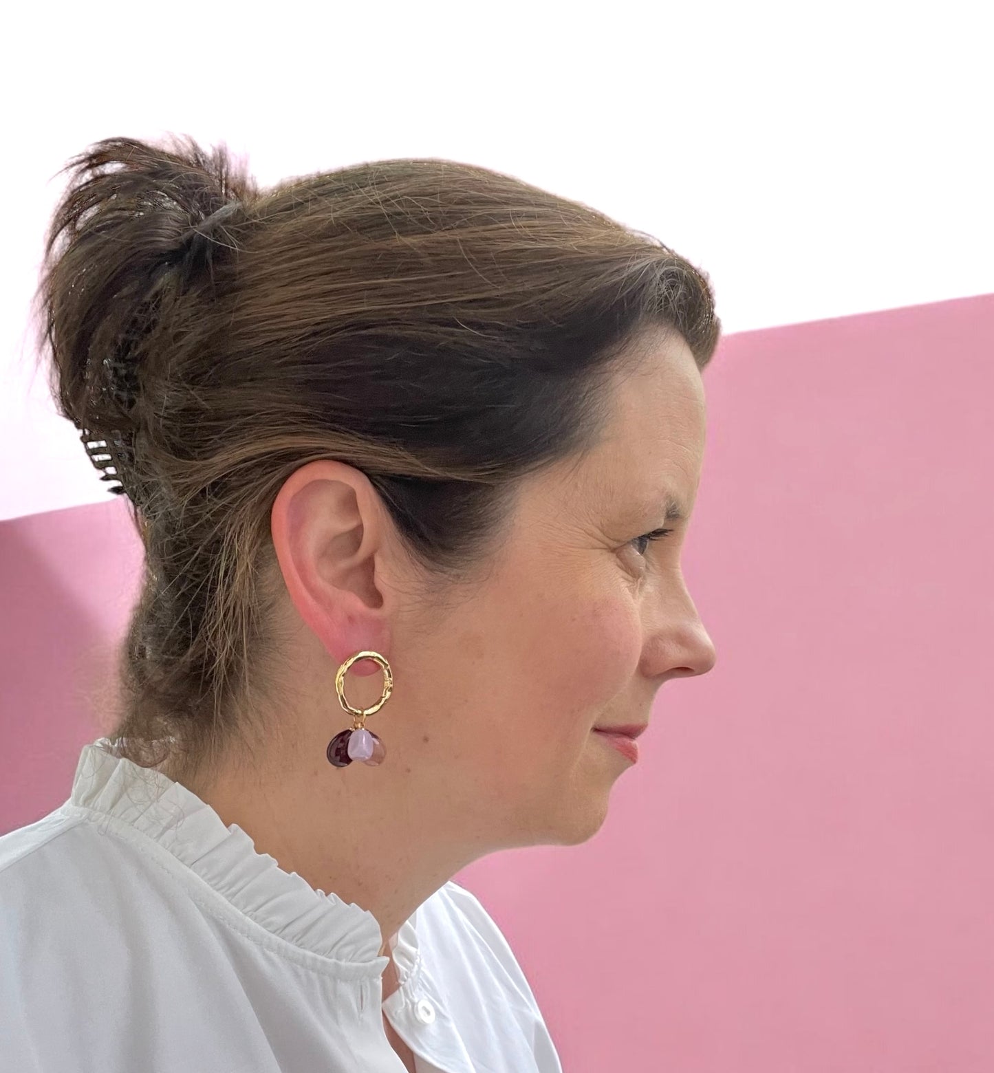 Ohrringe mit drei Muranoglas-Anhängern in edlen Lilatönen