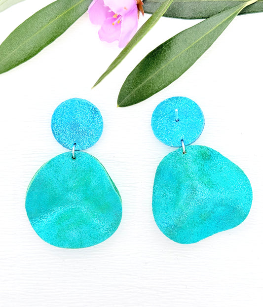 Kleiner Anhänger: edel glänzende türkisfarbene Ohrringe aus feinem Leder mit einem kleinen gewellten Anhänger