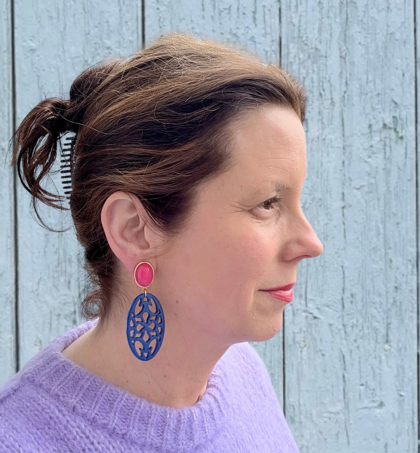 Pinker Stecker mit blauem Ornament-Anhänger