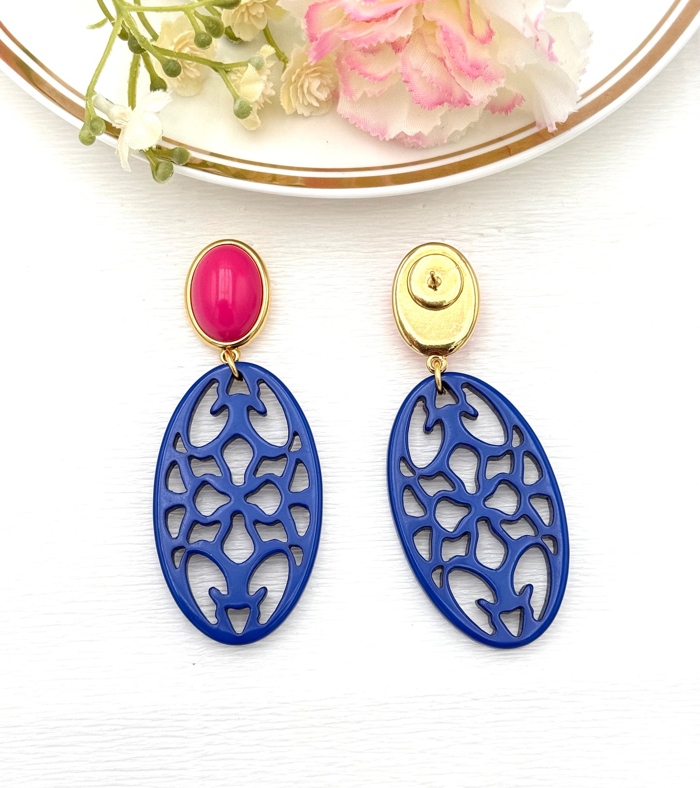 Pinker Stecker mit blauem Ornament-Anhänger