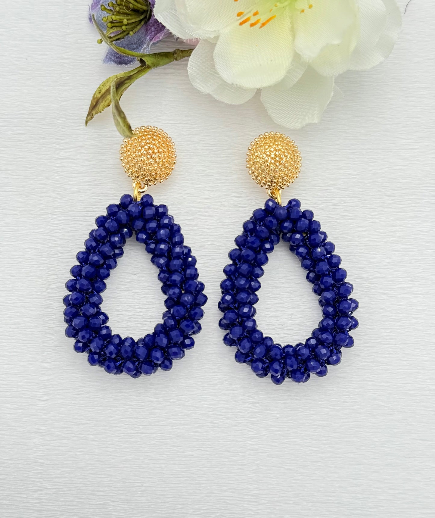 Blaue Tropfenohrringe mit facettierten Glasperlen