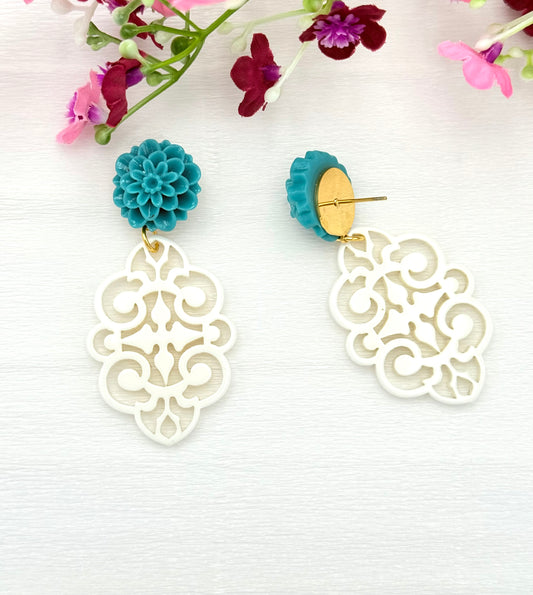 Schöne Statement-Ohrringe in Petrol und Weiß