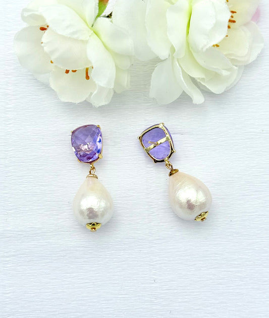 Lilafarbener Ohrringstecker mit Baumwollperle in Tropfenform
