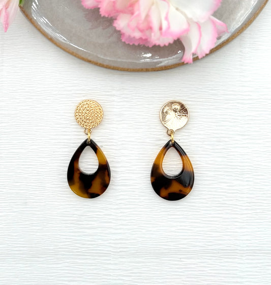 Goldene Ohrringe, Ohrringe gold, Hornohrringe, Ohrringe mit Horn, Ohrringe in Hornoptik,
Ohrringe mit Hornanhänger, Horn Ohrringe, Ohrringe Hornoptik.