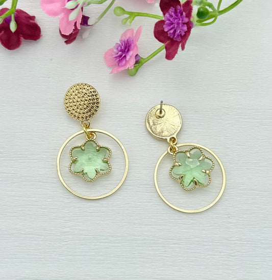 Kleine zarte Kleeblatt-Ohrringe in hellgrün