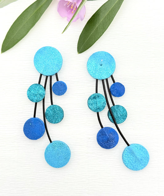 Konfetti fürs Ohr: Echte Hingucker aus leichtem Leder in schimmernden Blau- und Türkistönen.