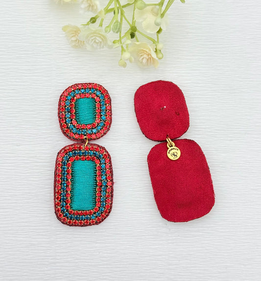 Handfertige Ohrringe aus indischer Seide in petrol und rot