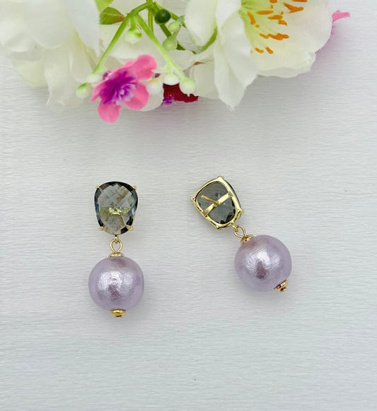 Hellgrauer Ohrringstecker mit fliederfarbener Baumwollperle