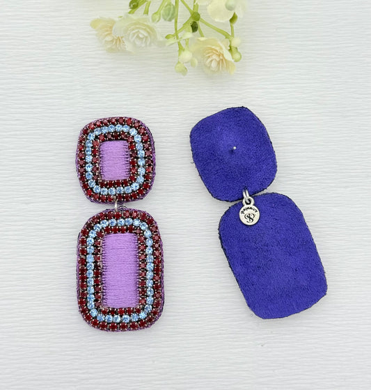 Handfertige Ohrringe aus indischer Seide in lila und hellblau