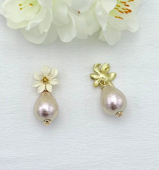 Kleine weiße Blütenohrringe mit ganz leichter Baumwollperle