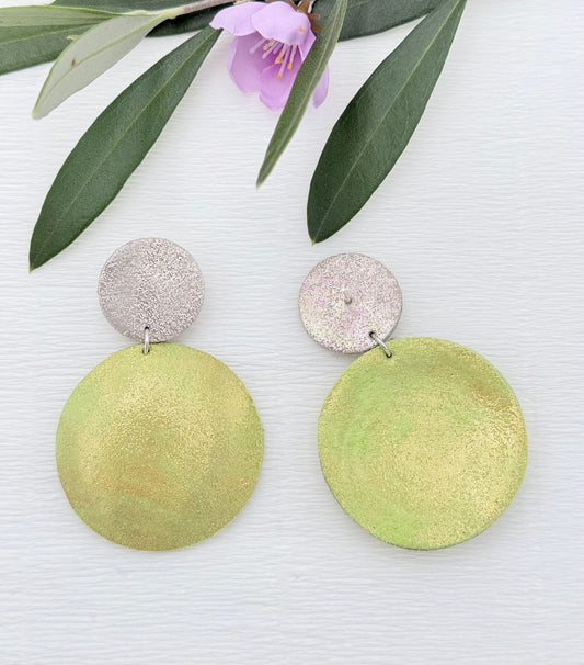 Schimmernde citrusgelbe Ohrringe aus feinstem glänzendem Leder