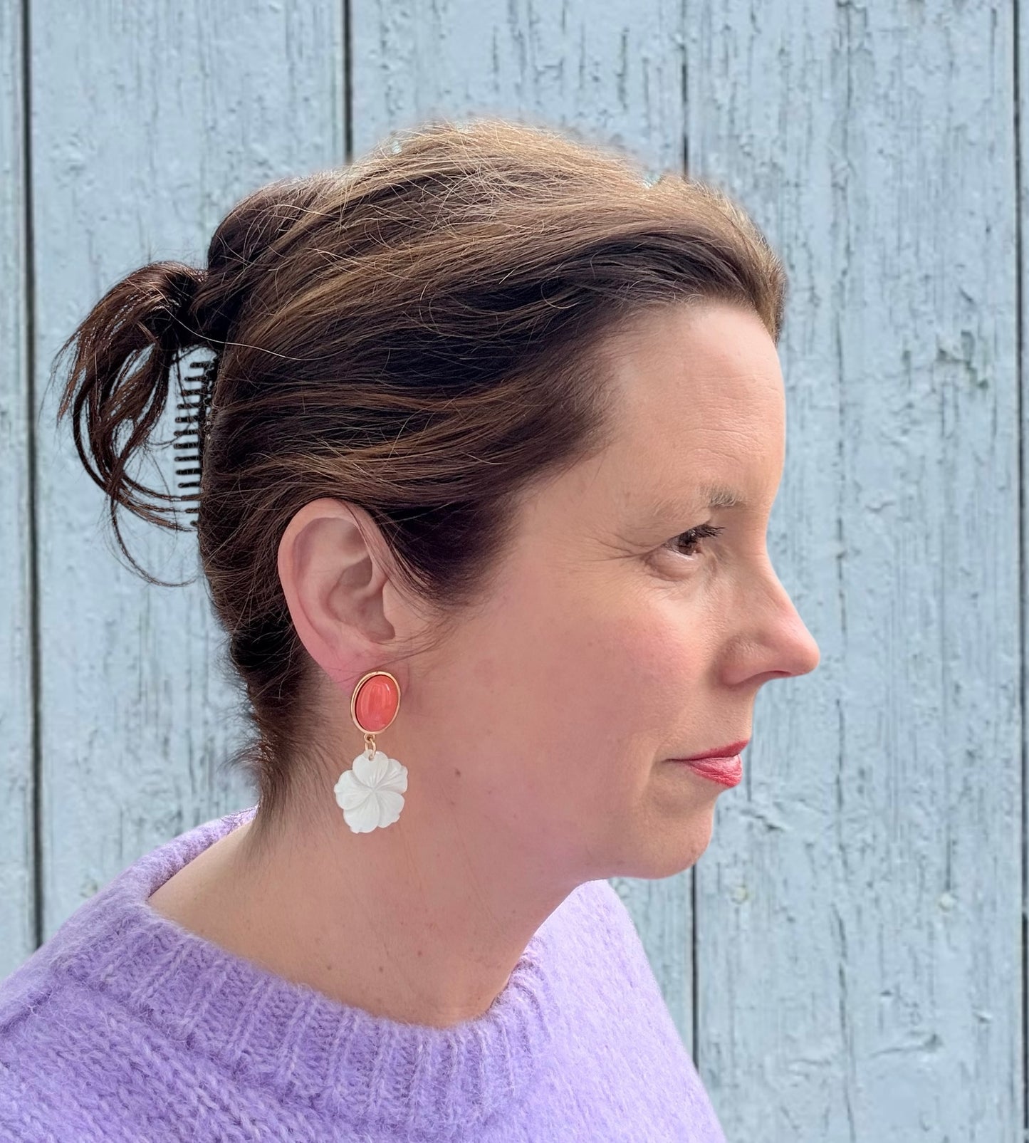 Vergoldete Stecker in Terracotta mit zarten Perlmutt-Blumen-Anhängern