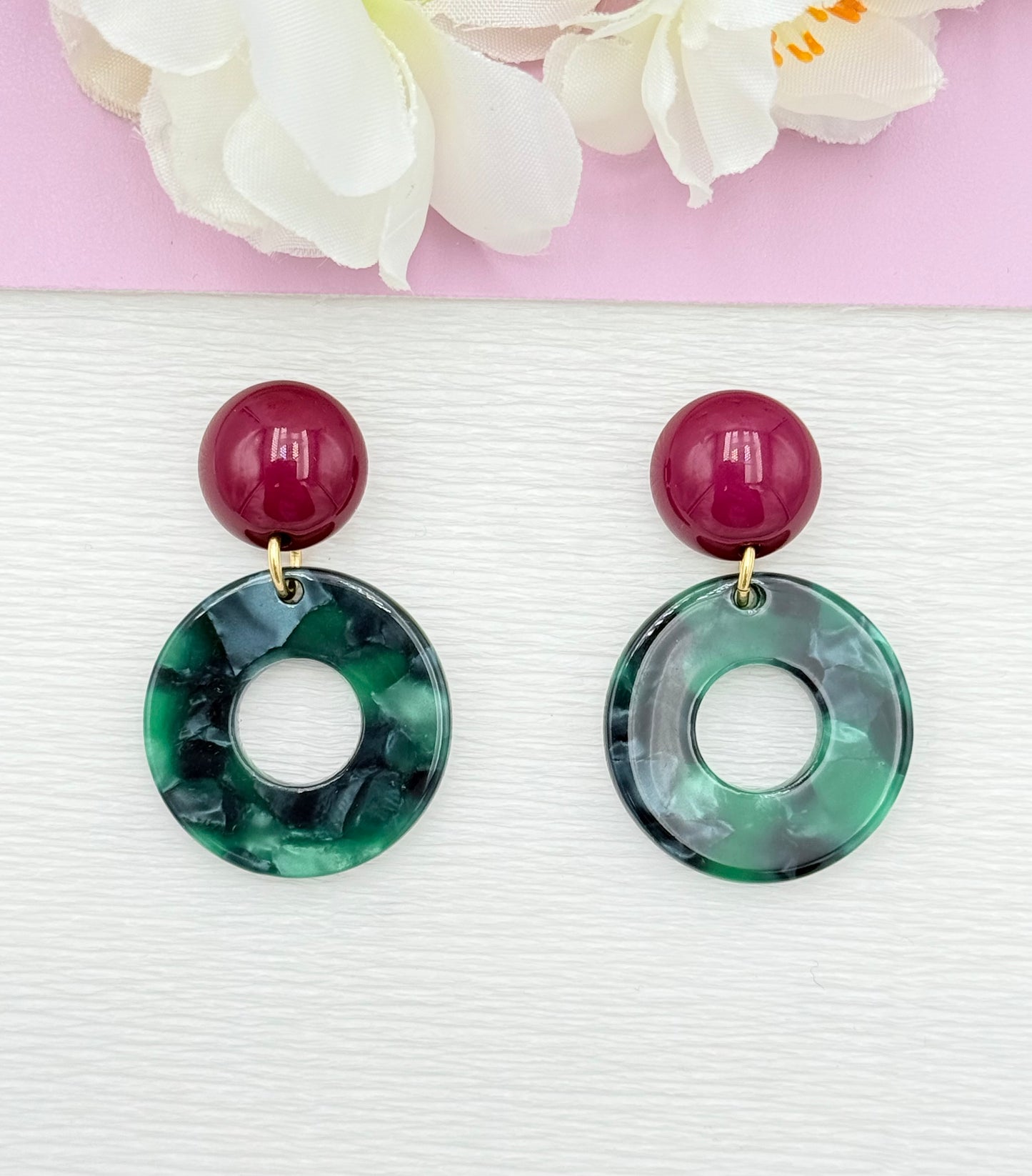 grüne Ohrringe, Ohrringe grün, Ohrringe grün weinrot, Ohrringe weinrot grün, Ohrringe weinrot, weinrote Ohrringe, Ohrringe mit Anhänger, Modeschmuck Ohrringe, hochwertiger Modeschmuck, Onlineshop Ohrringe, Statementohrringe, klassische Ohrringe, Julilein Ohrringe, leichte Ohrring