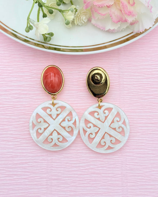 Orangefarbener Stecker mit Ornament-Anhänger