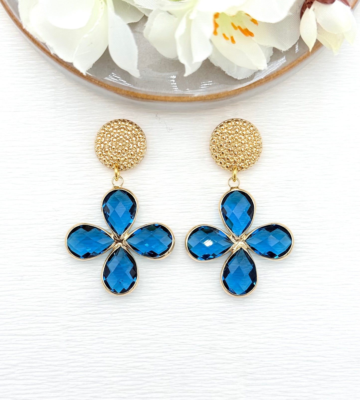 BlaueOhrringe, Ohrringe blau, Ohrringe mit Anhänger, Modeschmuck Ohrringe, hochwertiger Modeschmuck, Onlineshop Ohrringe, Statementohrringe, klassische Ohrringe, Julilein Ohrringe, Ohrringe mit Blumen, auffällige Ohrringe, Blumenohrringe,