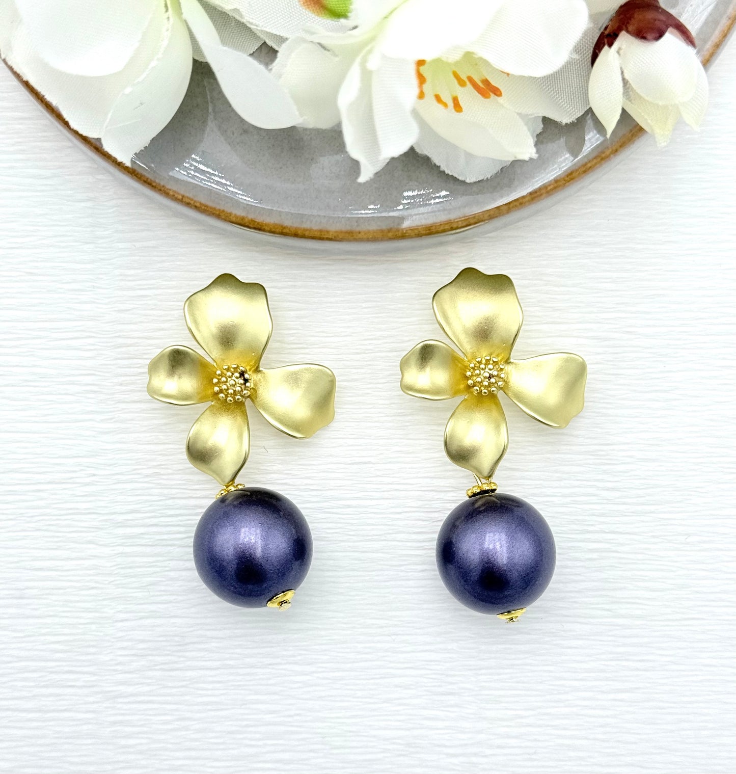 goldene Ohrringe, Ohrringe gold, Ohrringe mit Anhänger, Modeschmuck Ohrringe, hochwertiger Modeschmuck, Onlineshop Ohrringe, Statementohrringe, klassische Ohrringe, Julilein Ohrringe, Ohrringe mit Blumen, auffällige Ohrringe, Blumenohrringe,