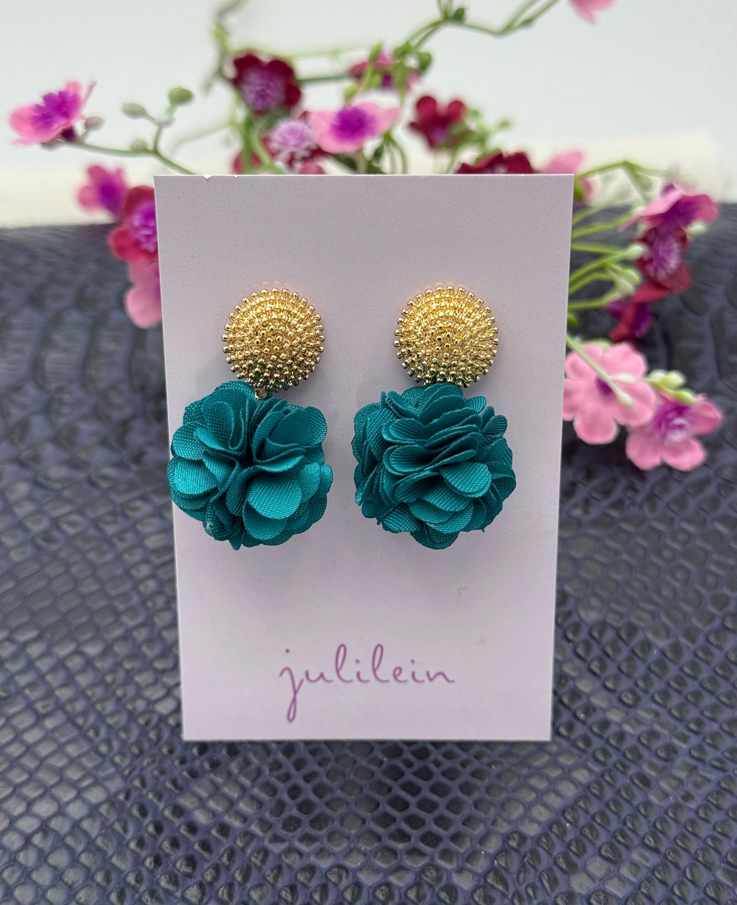 Dolly Ohrringe – Pompon-Ohrringe in Petrolgrün mit goldfarbenem Stecker