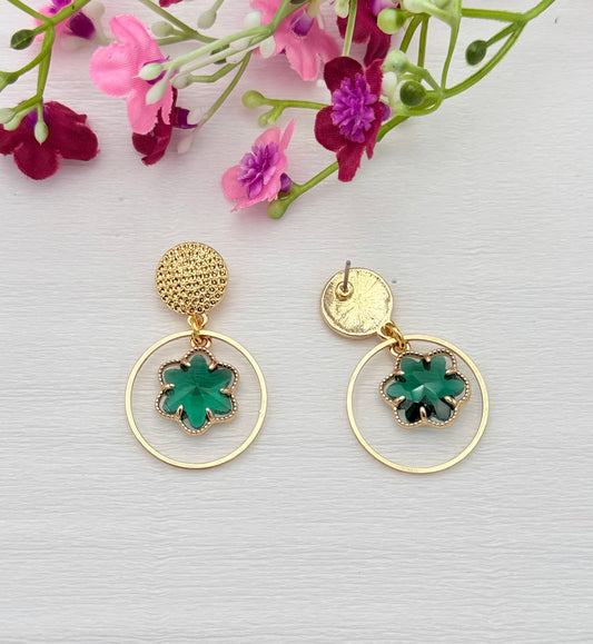 Kleine zarte Kleeblatt-Ohrringe in dunkelgrün
