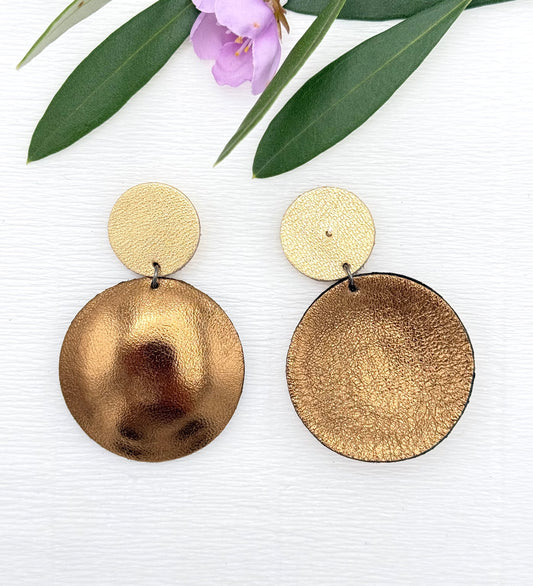 Leichte Lederohrringe in schönsten Goldtönen mit einem schimmernden runden Anhänger