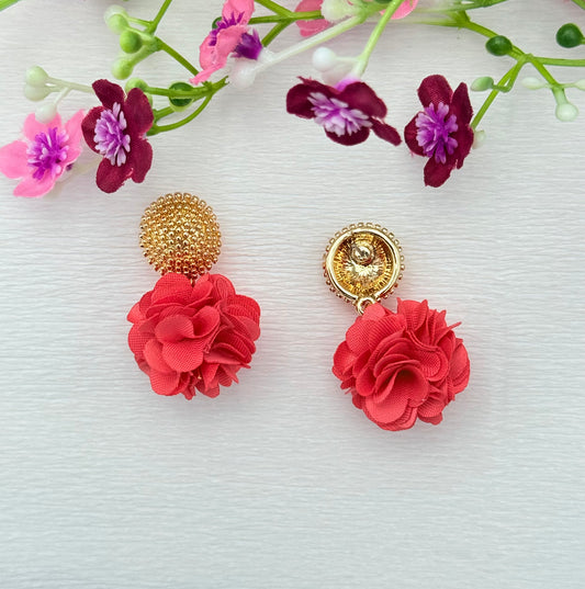 Dolly Ohrringe – Pompon-Ohrringe in Lachsrosa mit goldfarbenem Stecker